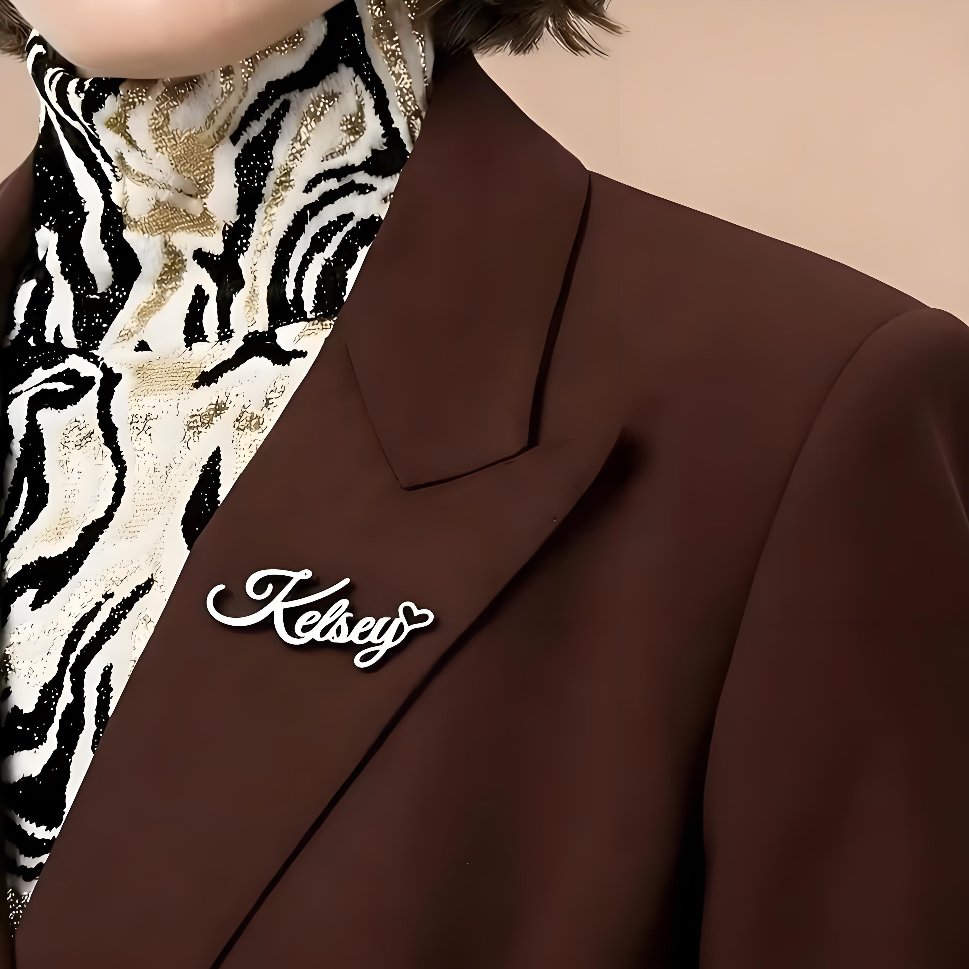 Custom Cursive Name Lapel Pin  - Embroidery Texture บทวิจารณ์และราคา