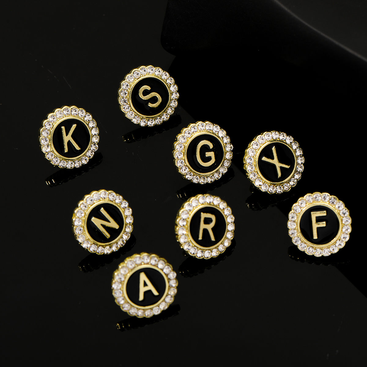 Shiny 26 Alphabet Crystal Roun - Embroidery Letter M บทวิจารณ์และราคา